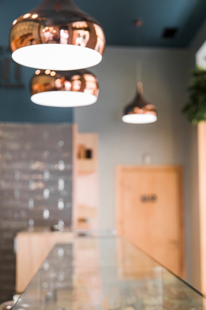 Flou d&#39;arrière-plan d&#39;un café avec un équipement d&#39;éclairage