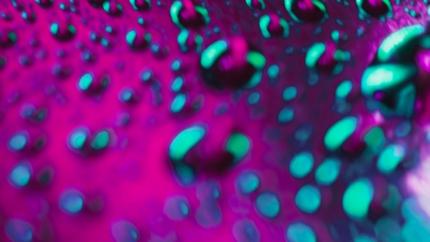 Flou des gouttes d&#39;eau et des gouttelettes sur la surface rose