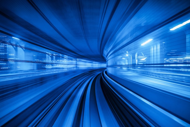 Flou de mouvement du train automatique se déplaçant à l'intérieur du tunnel à Tokyo, Japon.