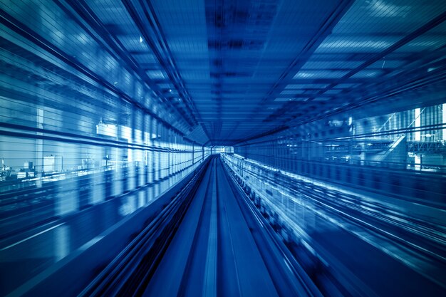 Flou de mouvement du train automatique se déplaçant à l'intérieur du tunnel à Tokyo, Japon.