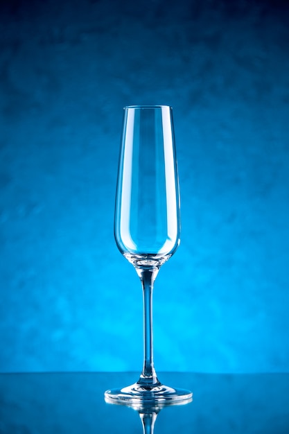 Flûte à champagne vue de face sur une surface bleue