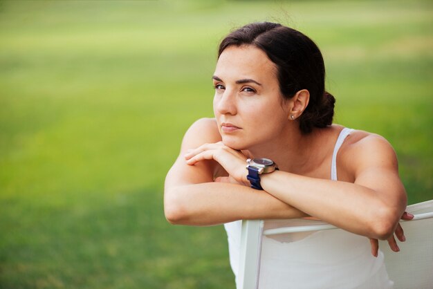 Focalisé, femme assise, sur, chaise, regarder loin