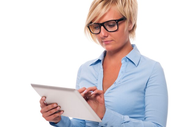 Focus belle femme pendant le travail sur tablette numérique