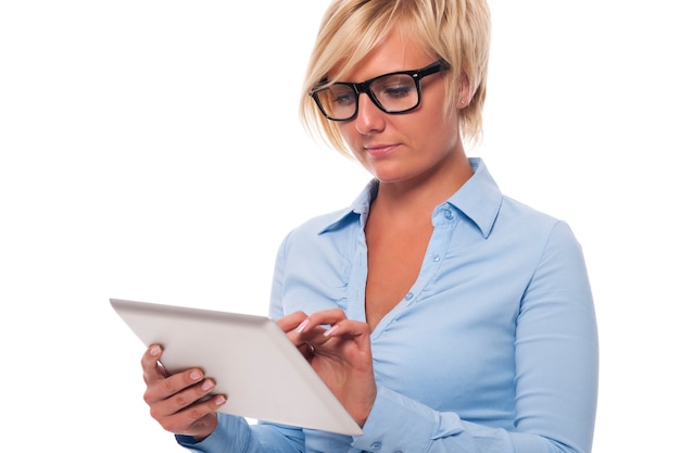 Focus belle femme pendant le travail sur tablette numérique