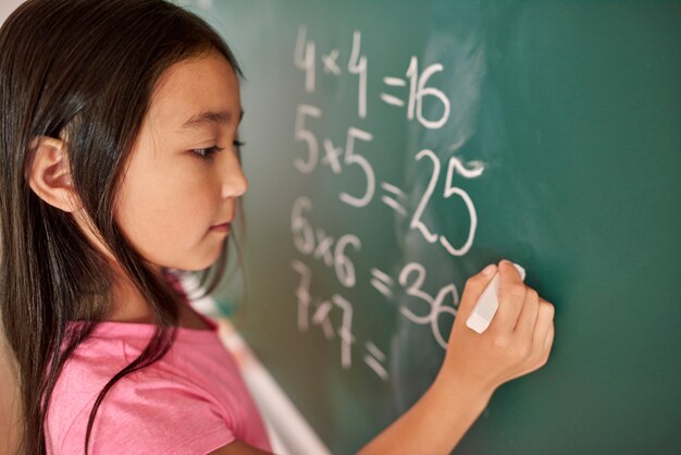 Focus girl essayant de résoudre l'équation mathématique