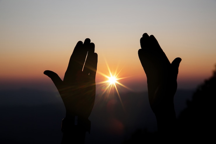 Photo gratuit la foi du concept chrétien: la prière spirituelle les mains sur le soleil