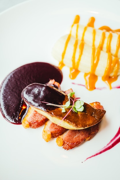 Foie gras et viande de canard à la sauce sucrée