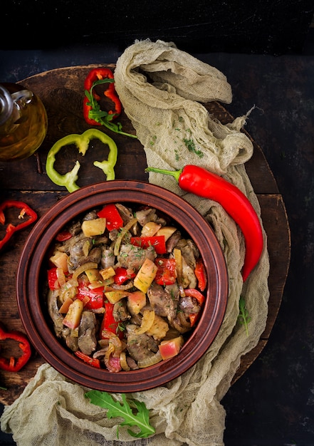 Photo gratuite foie de poulet rôti aux légumes sur fond de bois. mise à plat. vue de dessus