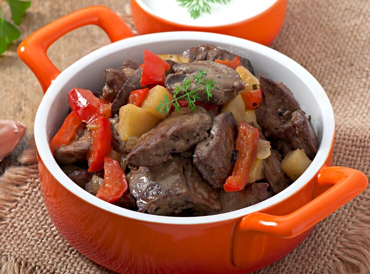 Photo gratuit foie de poulet rôti aux légumes