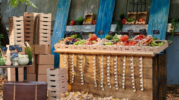 Foire de récolte d'automne avec stand de marché fermier pour vendre des produits frais, stand de marché vert vide avec divers fruits et légumes. Produits crus colorés du cru, légumes sur l'étal du marché.