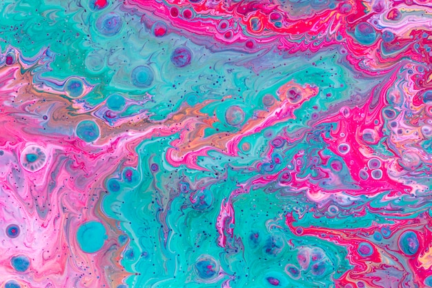Fond abstrait peinture mélangée rose et bleu