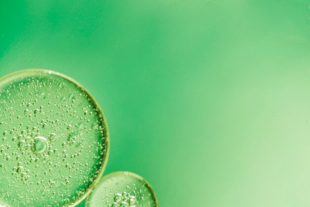 Fond abstrait vert avec des petites bulles