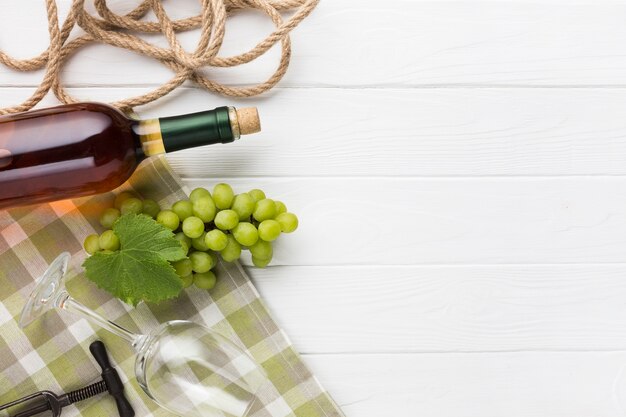 Fond blanc en bois avec du vin