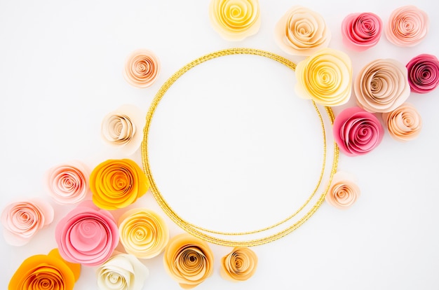 Photo gratuite fond blanc avec cadre de fleurs en papier rond