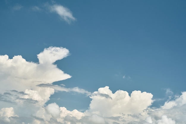 Fond bleu ciel nuageux pour économiseur d'écran ou fond d'écran sur l'écran ou espace publicitaire libre pour le texte