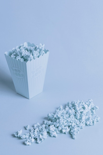 Fond bleu avec pop-corn isométrique