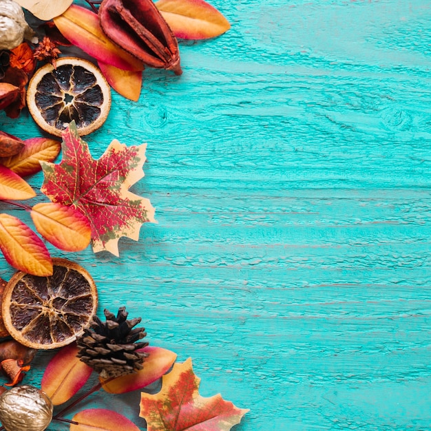 Fond en bois bleu avec des feuilles d&#39;automne et des produits biologiques