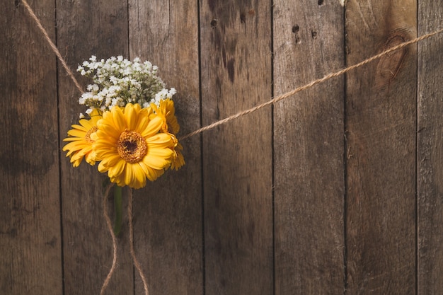 fond en bois avec des fleurs attachées