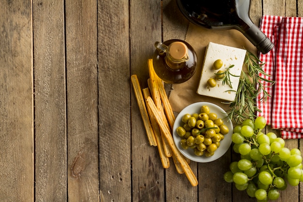 fond en bois avec des produits savoureux