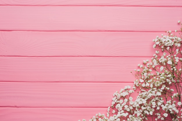 fond en bois rose avec décoration florale