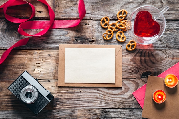 Photo gratuite fond en bois vintage à plat avec des détails de décoration de la saint-valentin39s