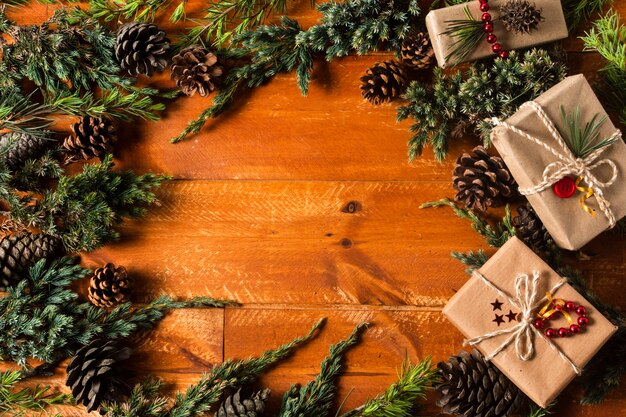 Fond en bois vue de dessus avec cadre de cônes de sapin de Noël