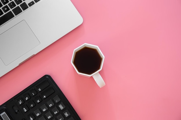 Photo gratuite fond de bureau avec ordinateur portable café sur fond rose
