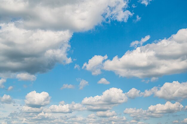 Fond de ciel bleu avec des nuages duveteux