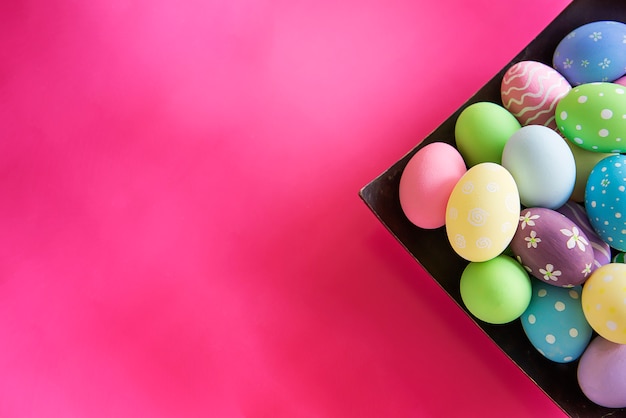 Fond coloré d&#39;oeufs de Pâques peints - concept de fond de Pâques vacances célébration