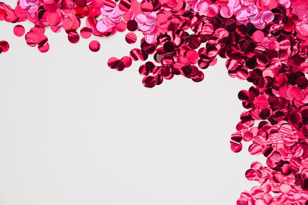Fond avec des confettis brillants roses