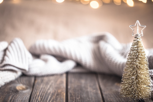 Fond confortable de Noël festif avec arbre de Noël, place pour le texte.