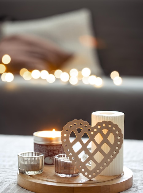 Photo gratuite fond confortable pour la saint valentin avec coeur décoratif et bougies