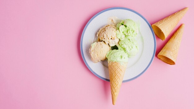 Fond de crème glacée avec assiette