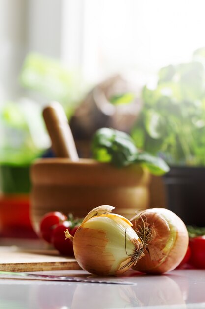 Fond de cuisine Cuisine Concept alimentaire. Oignon sur la table. Légumes sur table. Processus de cuisson.