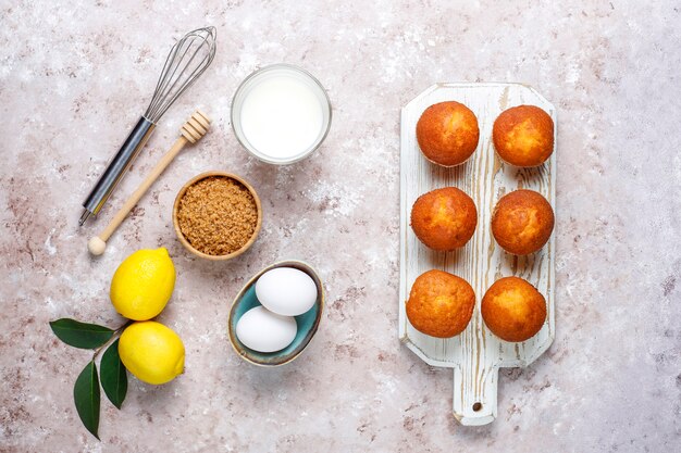 Fond de cuisson de cupcake avec des ustensiles de cuisine.