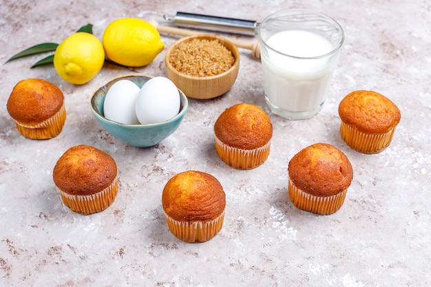 Fond de cuisson de cupcake avec des ustensiles de cuisine.