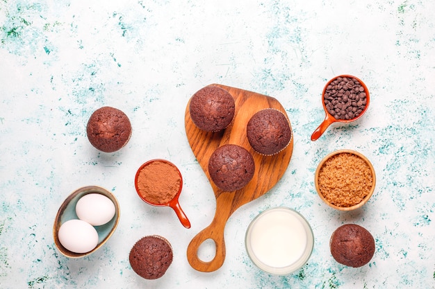 Fond de cuisson de cupcake avec des ustensiles de cuisine.