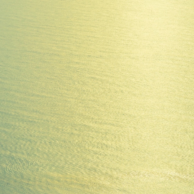 Fond de l&#39;eau de mer vintage avec la lumière de sunflare du soleil