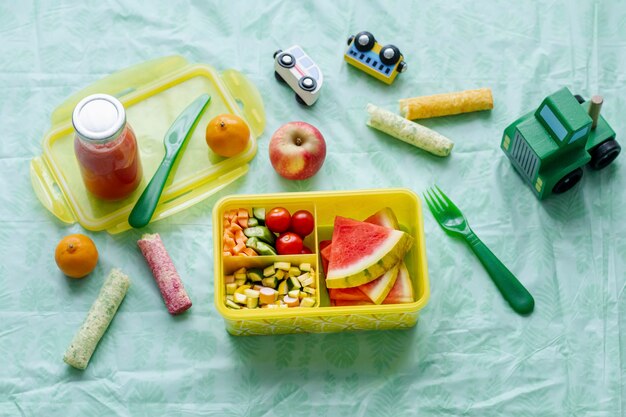 Fond d'écran de fond de boîte de nourriture de pique-nique pour enfants, pastèque et légumes