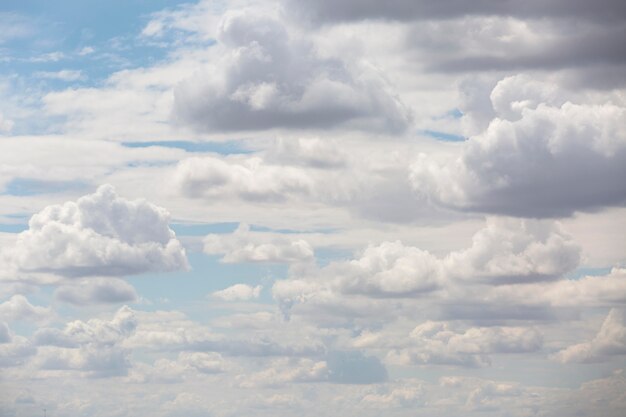 Fond d'écran paysage nuageux dans le ciel