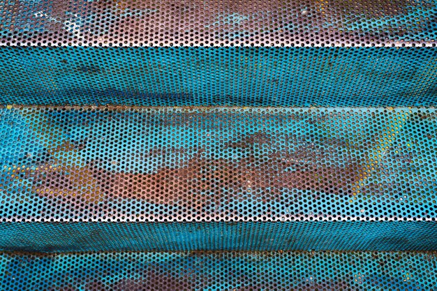 Fond d'escalier percé bleu rouillé