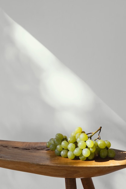 Photo gratuite fond d'espace copie verticale de raisins abstraits minimes