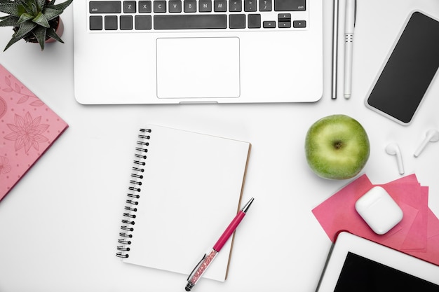 Fond de l'espace de travail de bureau à domicile féminin plat laïque