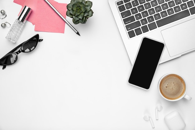 Fond de l'espace de travail de bureau à domicile féminin plat laïque