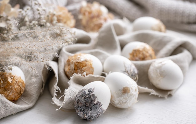 Fond festif de Pâques avec des oeufs décoratifs aux couleurs pastel