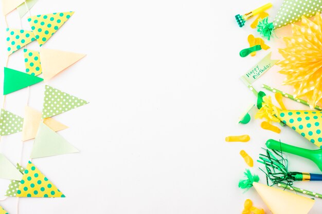 Fond de fête avec accessoires d&#39;anniversaire