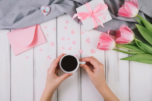 Fond de fête des mères avec les mains tenant une tasse de café