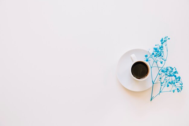 Fond avec des fleurs bleues et du café