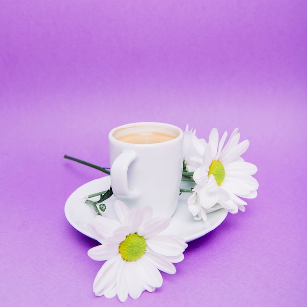 Photo gratuite fond avec des fleurs et du café