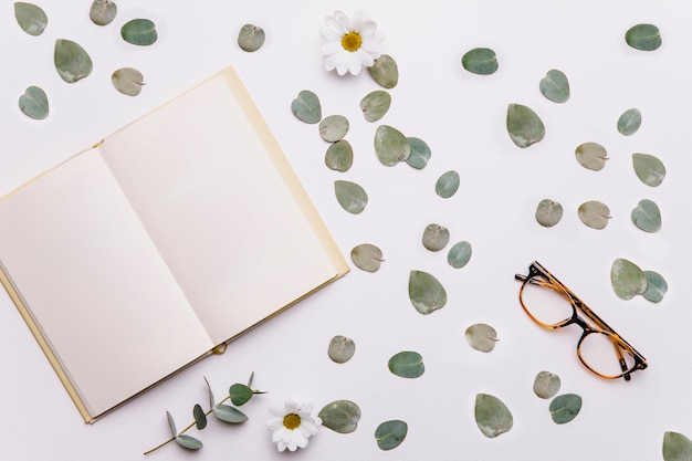 Fond floral avec livre ouvert